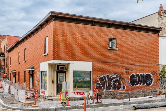 907 Du Collège Rue in Montréal, QC - Building Photo - Primary Photo