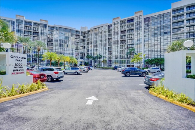 1000 Parkview Dr, Unit 831 in Hallandale Beach, FL - Foto de edificio - Building Photo