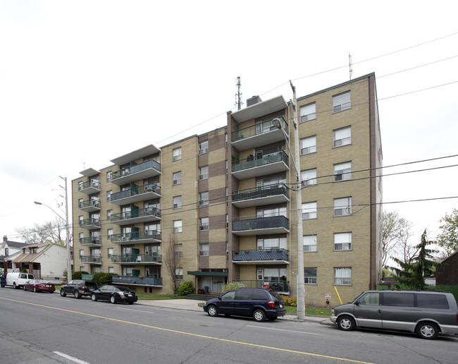 1017 Danforth Ave in Toronto, ON - Building Photo - Building Photo