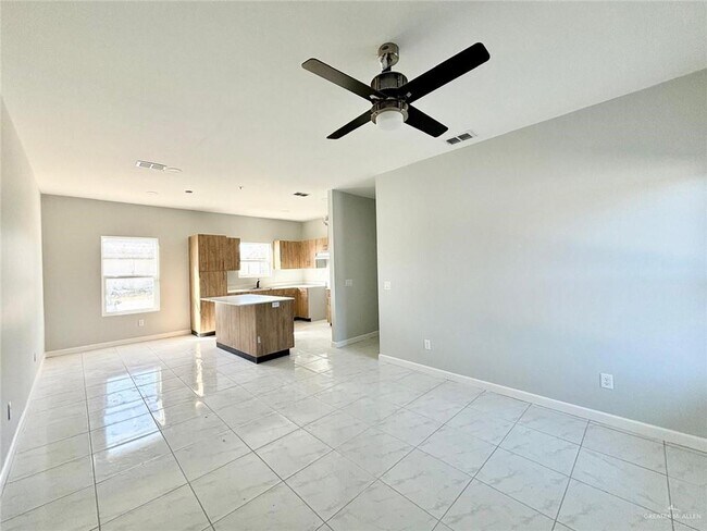 1503 W St Francis Ave in Alton, TX - Foto de edificio - Building Photo