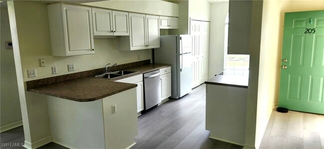 4925 Sandra Bay Dr in Naples, FL - Building Photo - Building Photo