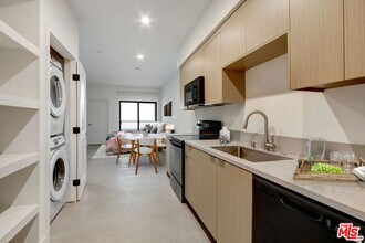 1157 S Hoover St in Los Angeles, CA - Building Photo - Building Photo