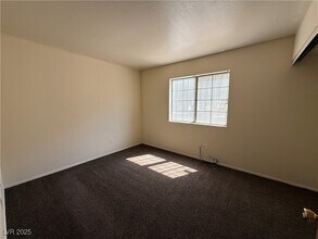 4672 Krissylouise Way, Unit B in Las Vegas, NV - Building Photo - Building Photo