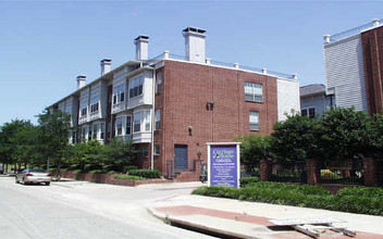 Carriage House in Dallas, TX - Building Photo - Building Photo