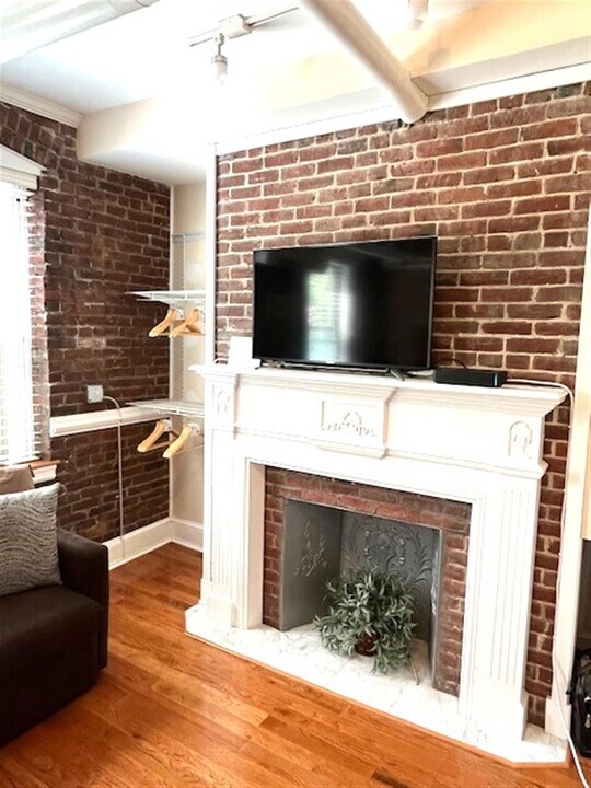 906 Massachusetts Ave, Unit 3 in Cambridge, MA - Foto de edificio