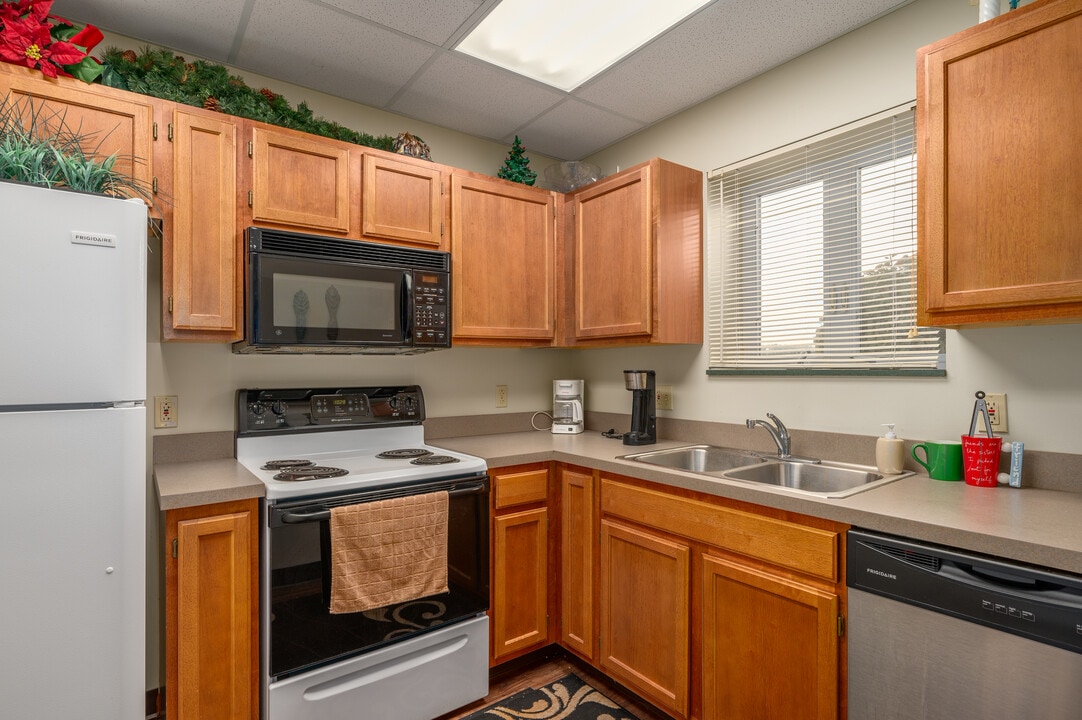 Oak Hill Village Apartments in Willoughby, OH - Foto de edificio