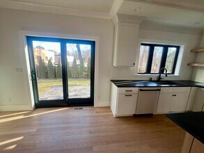 10 Webber Ave in Bedford, MA - Foto de edificio - Building Photo