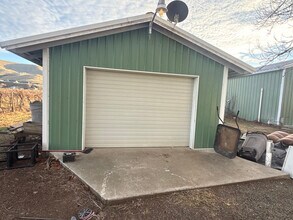 435 Byron Rd in Prosser, WA - Foto de edificio - Building Photo