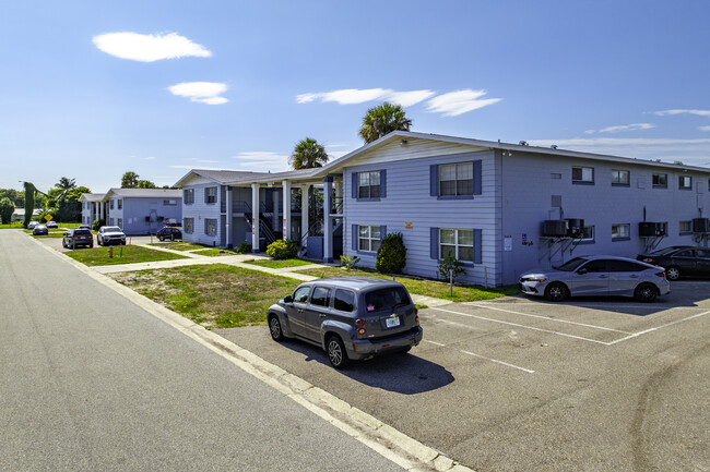 Colonial Arms Condos in Merritt Island, FL - Foto de edificio - Building Photo