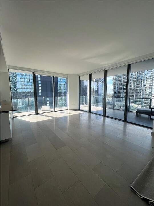 68 SE 6th St, Unit 2302 in Miami, FL - Building Photo