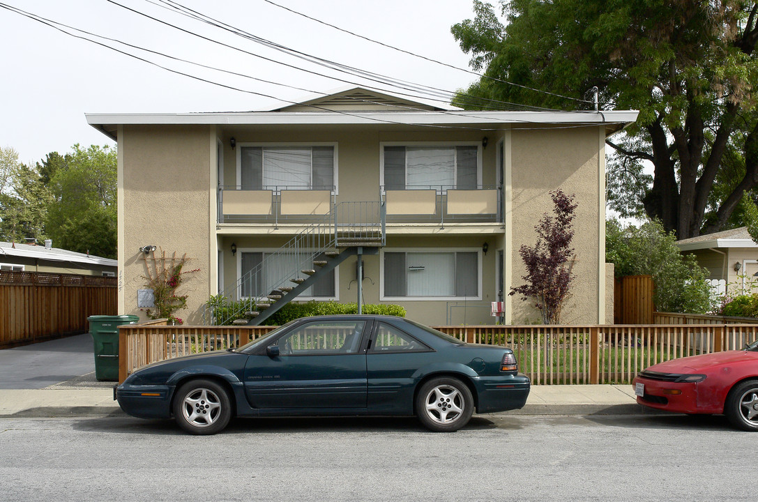 1525 Gordon St in Redwood City, CA - Building Photo