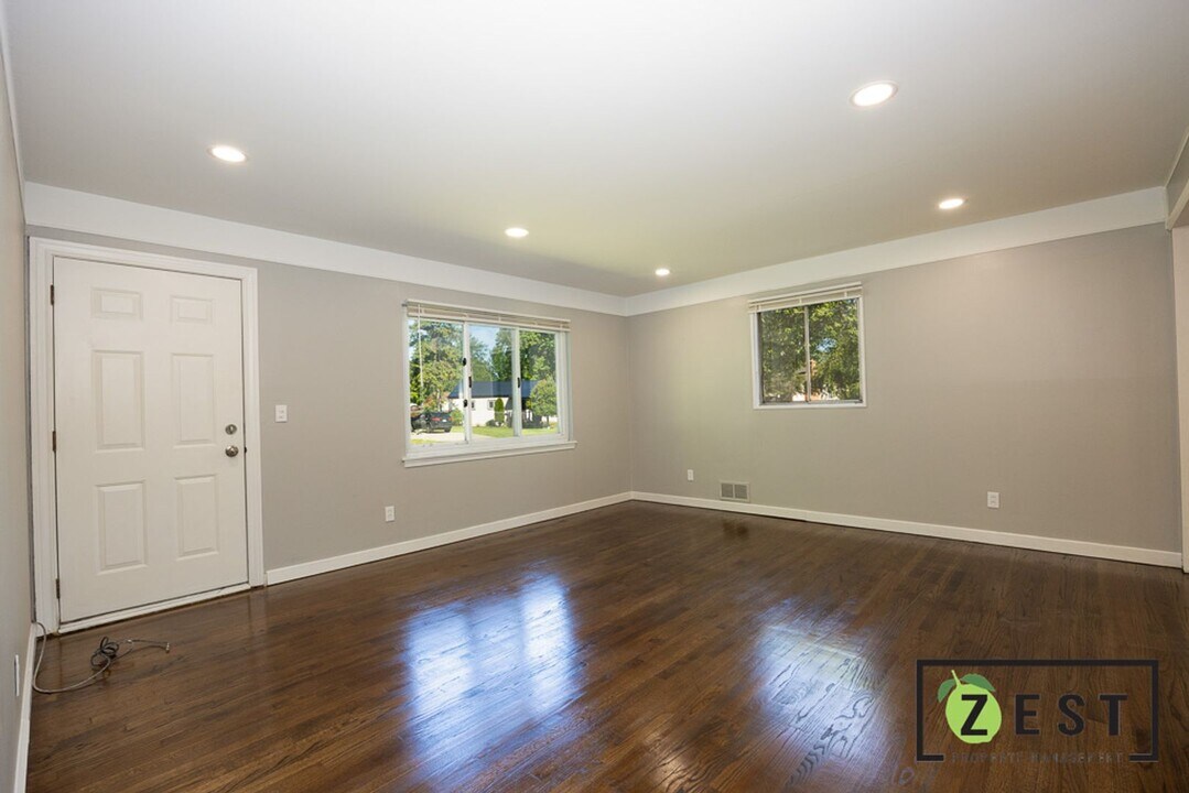 22566 Ira Blvd in Warren, MI - Foto de edificio