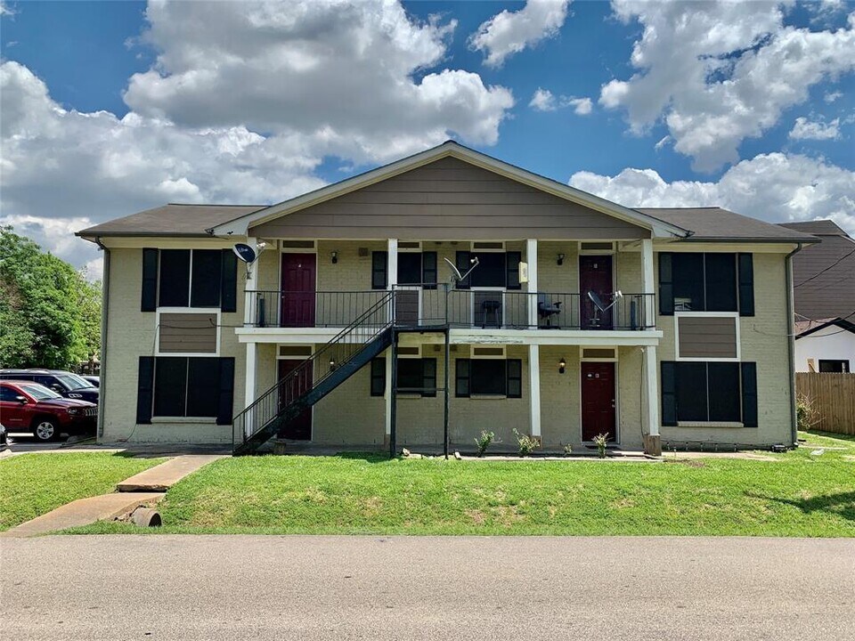 9404 Grannis St in Houston, TX - Building Photo