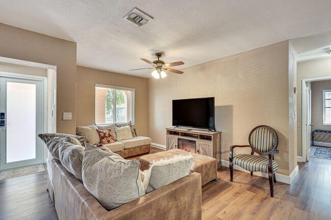 2934 NW 66th St in Miami, FL - Building Photo - Building Photo