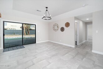 9209 N 48th Dr in Glendale, AZ - Foto de edificio - Building Photo