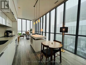 110 Charles St E in Toronto, ON - Building Photo - Building Photo