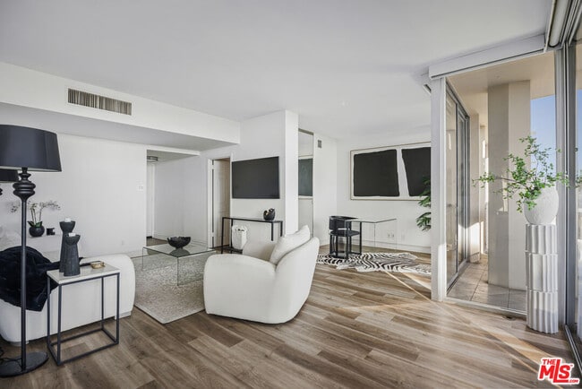 4455 Los Feliz Blvd in Los Angeles, CA - Foto de edificio - Building Photo