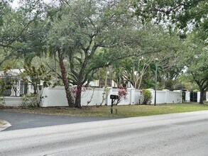 9450 SW 104th St in Miami, FL - Building Photo - Building Photo