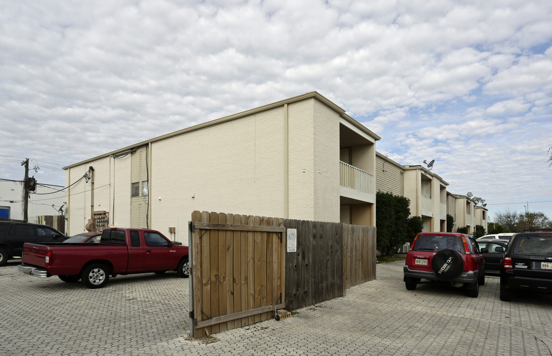 Willowdale Apartments in Metairie, LA - Foto de edificio