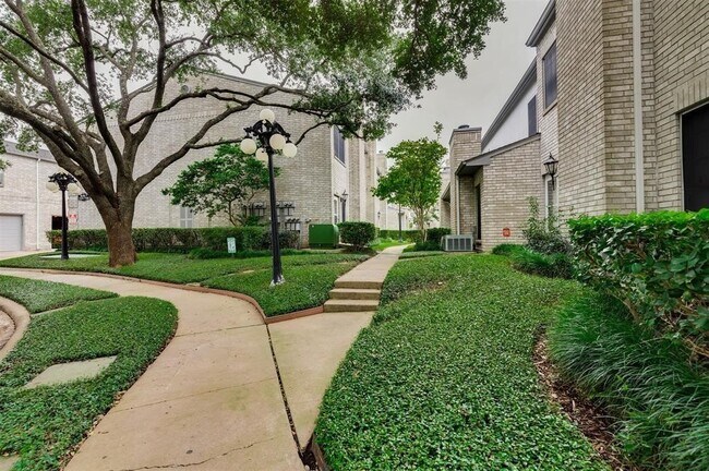 7329 Regency Square Ct in Houston, TX - Foto de edificio - Building Photo