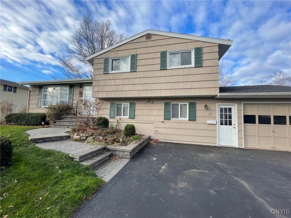 17 Juneberry Ln in Liverpool, NY - Building Photo