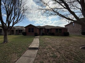 1028 Wild Horse Way in Lancaster, TX - Building Photo