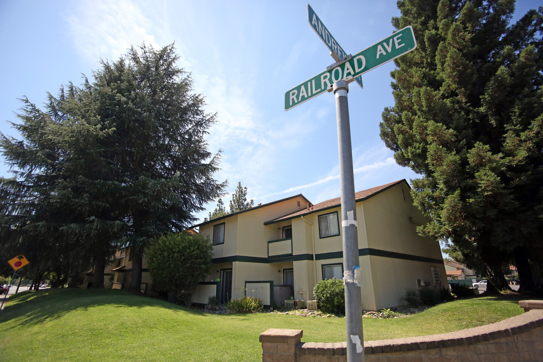 Shelter Cove Apartments in Yuba City, CA - Foto de edificio