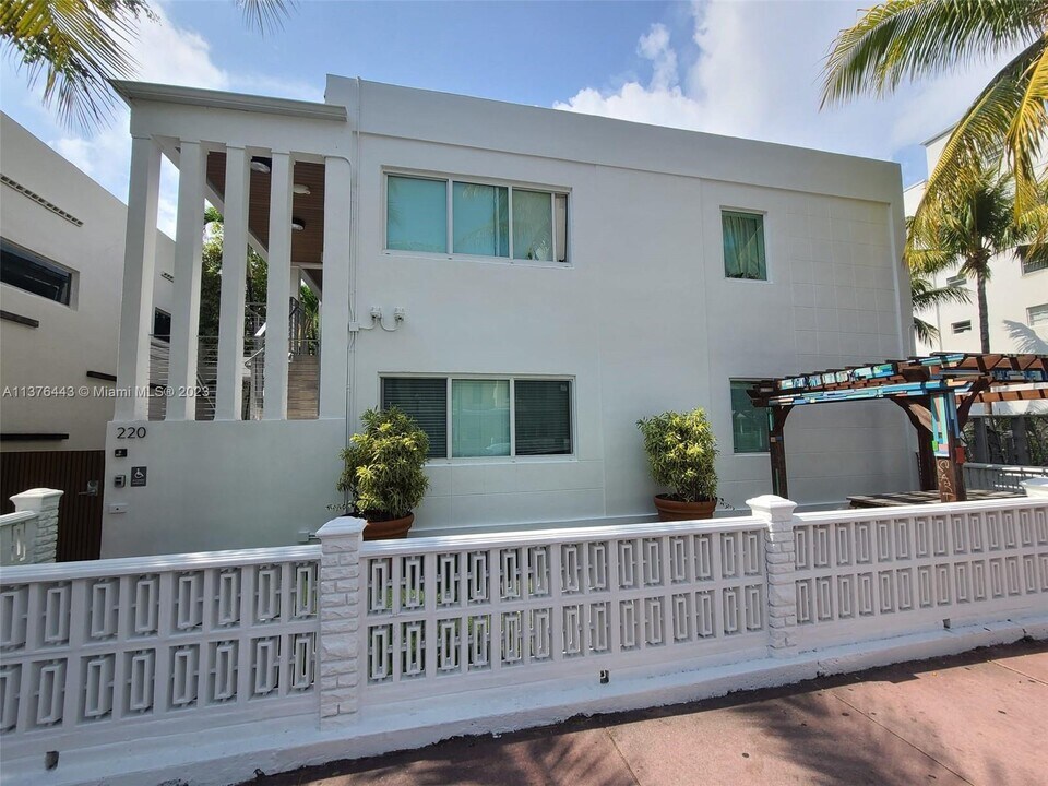 220 Collins Ave Photo