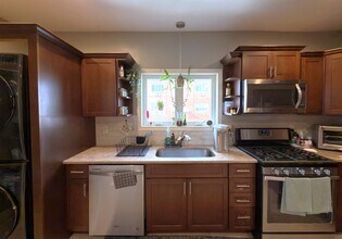 9 Amaranth Ave, Unit 1 in Medford, MA - Foto de edificio - Building Photo