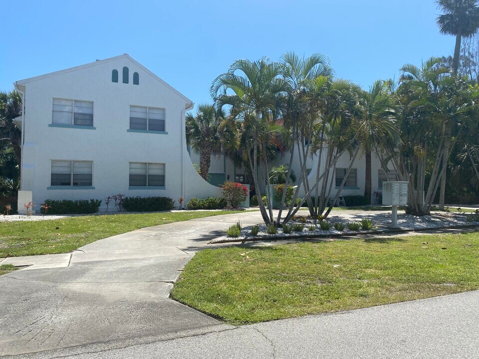 1501 Shannon Ave in Indialantic, FL - Foto de edificio