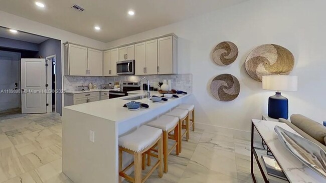163 SW 171st Ave in Miramar, FL - Foto de edificio - Building Photo