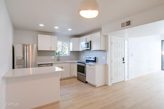 16041 N 31st St in Phoenix, AZ - Building Photo - Building Photo