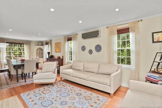 25 Summit Rd in Greenwich, CT - Foto de edificio - Building Photo
