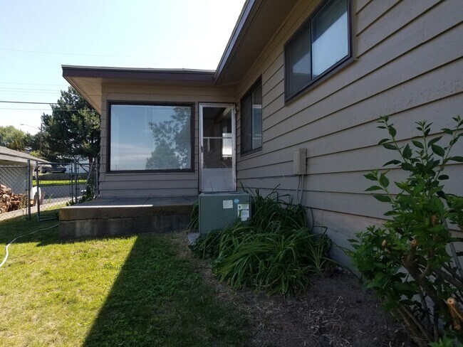 1108 S Baker St in Moses Lake, WA - Building Photo - Building Photo