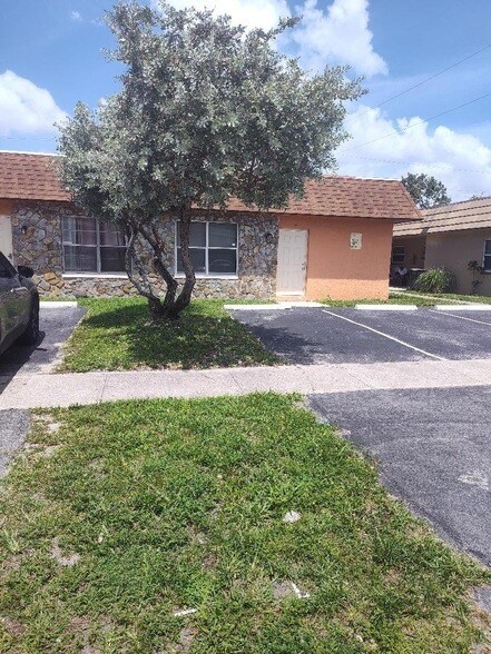 2961 NW 43 Terrace in Lauderdale Lakes, FL - Building Photo - Building Photo