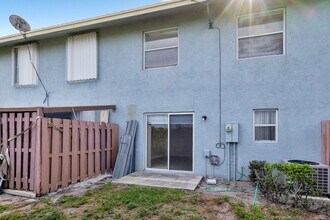 910 Cypress Way E in Palm Springs, FL - Foto de edificio - Building Photo