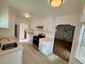 1157 N Genesee Ave in West Hollywood, CA - Foto de edificio - Building Photo