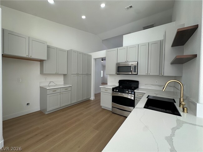 9121 Canyon Magic Ave