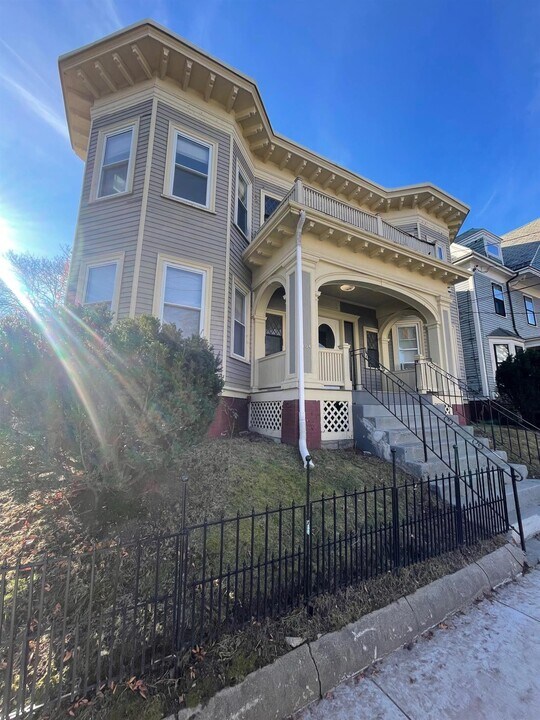 104 Summer St, Unit 3A in Somerville, MA - Building Photo