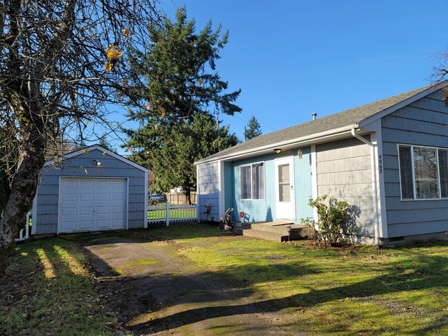 4063 SE 114th Ave in Portland, OR - Building Photo - Building Photo