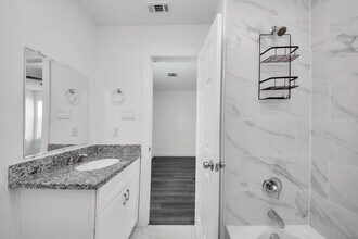 8125 Laura Koppe Rd in Houston, TX - Building Photo - Building Photo