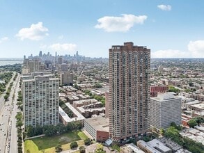 3660 N Lake Shore Dr, Unit 3910 in Chicago, IL - Building Photo - Building Photo