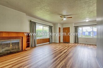 1949 NE Bell Dr in Portland, OR - Building Photo - Building Photo