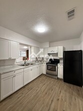 943 Weizmann St in San Antonio, TX - Building Photo - Building Photo