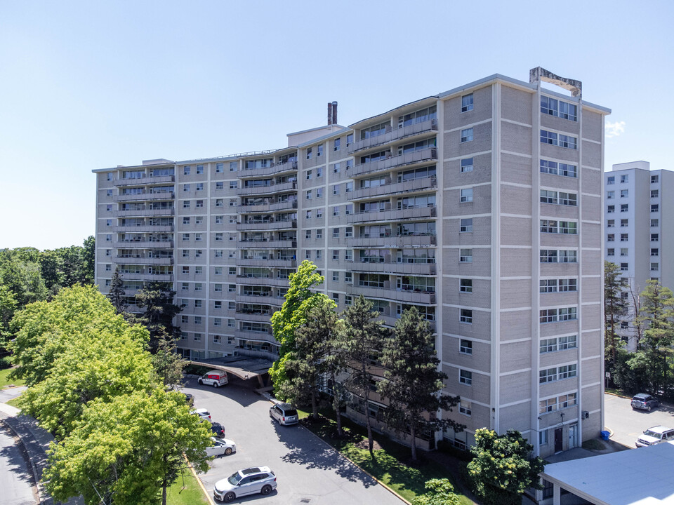 Sandringham House in Toronto, ON - Building Photo