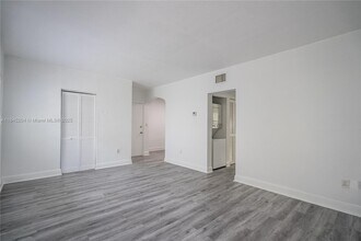 1011 Bay Dr in Miami Beach, FL - Building Photo - Building Photo