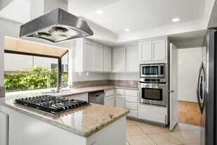 24681 Creekview Dr in Laguna Hills, CA - Building Photo