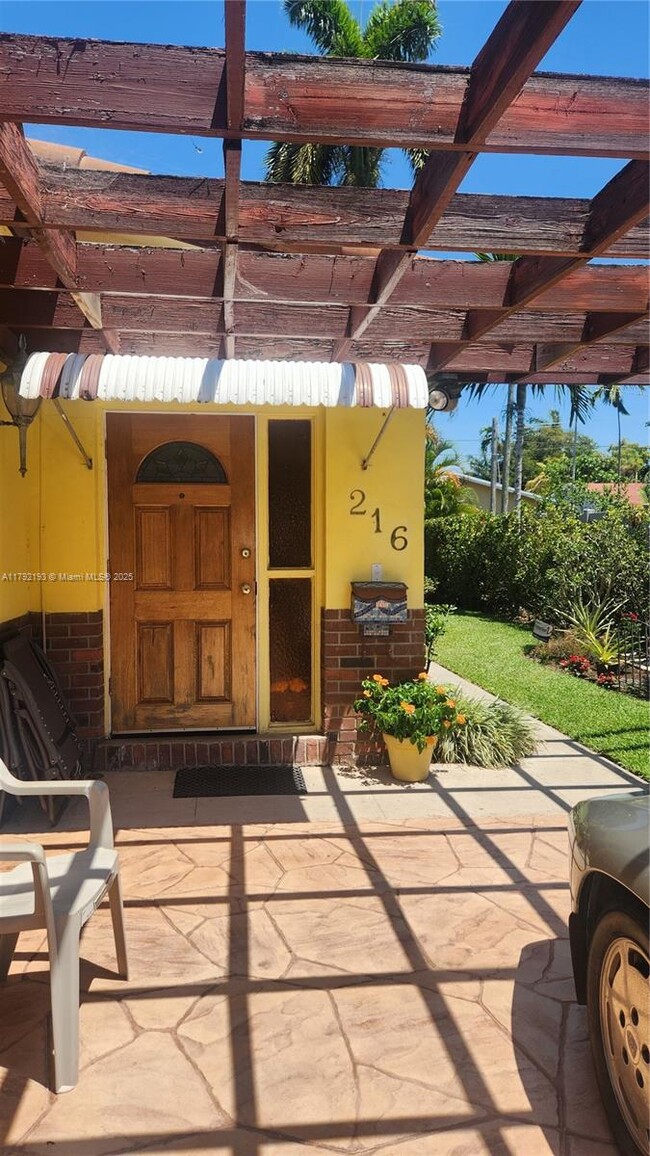 216 SW 10th St in Hallandale Beach, FL - Building Photo - Building Photo