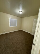 325-327 E 60th St in Los Angeles, CA - Foto de edificio - Building Photo