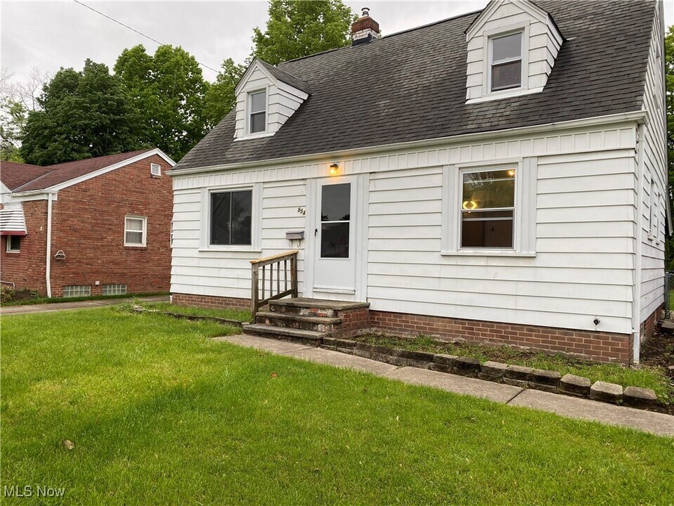 854 E 258th St in Euclid, OH - Building Photo